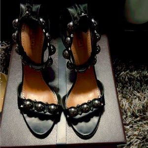 100% authentic alaia,comes with box and dust bag.